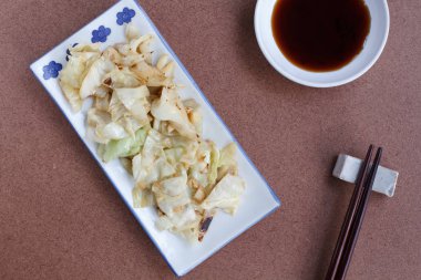 Balık soslu tavada kızartılmış lahana