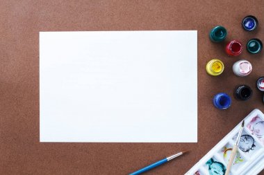 Kağıt, renkli ahşap tahta üzerinde boş. 