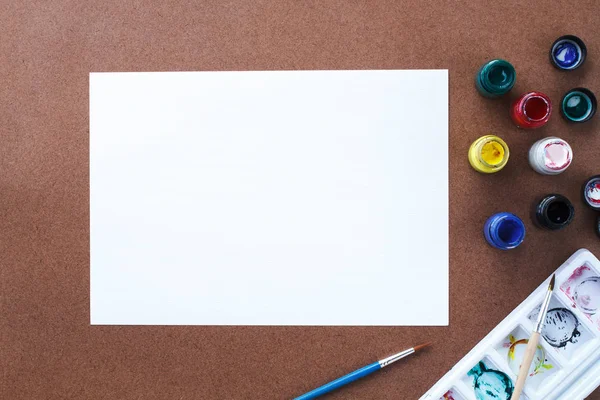 Kağıt, renkli ahşap tahta üzerinde boş. 