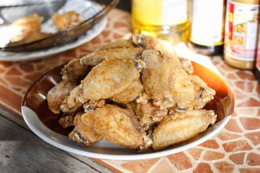 Kızarmış tavuk kanadı tuz ile