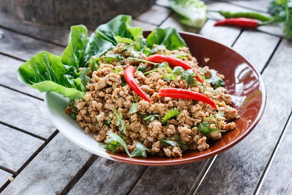Thailändsk mat marken fläsk sallad eller kryddig fläskfärs sallad Stockfoto