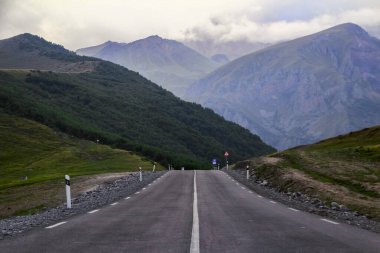Kazbek Dağı yakınlarındaki Gürcistan dağlarındaki tapınağa giden yol.