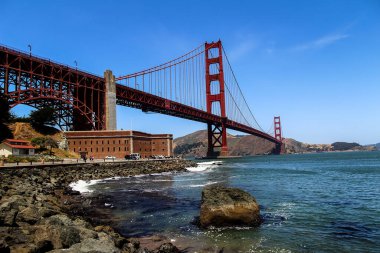 ABD San Francisco Haziran 2018: Golden Gate Köprüsü 'nün dalgalı ve taşlı kıyısı yakınlarındaki çekimlerinin fotoğrafı