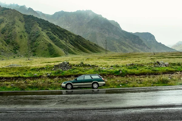 Vihreä Vaunu Subaru Outback Pysähtyi Vuoristotiellä — kuvapankkivalokuva