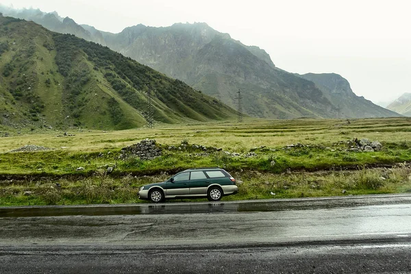 Πράσινο Βαγόνι Subaru Outback Σταμάτησε Ένα Ορεινό Δρόμο Φωτογραφία Αρχείου