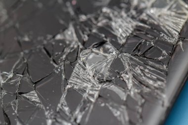 Bir akıllı telefonun bozuk ekranını yeni bir ekran ile değiştirmek