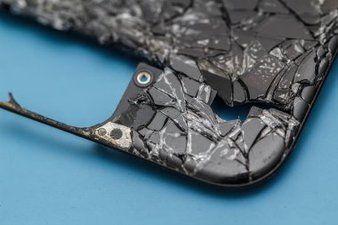 Bir akıllı telefonun bozuk ekranını yeni bir ekran ile değiştirmek