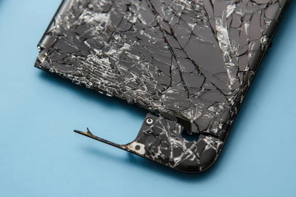 Bir akıllı telefonun bozuk ekranını yeni bir ekran ile değiştirmek