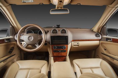 28 Mart 2017, Moskova: Ahşap aksanlı kahverengi Mercedes 'in içi