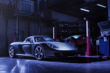 12 Nisan 2016, Moskova: Pahalı nadir ve hızlı süper araba Porsche Carrera GT servis için garajda