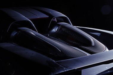 12 Nisan 2016, Moskova: Nadir bulunan ve hızlı süper araba Porsche Carrera GT 'nin vücut hatları garajda.