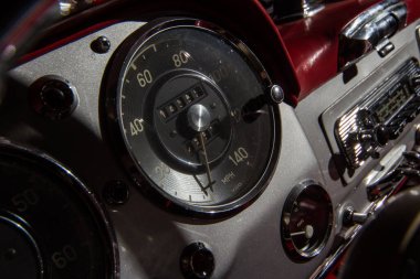5 Ağustos 2015, Moskova: Mercedes-Benz 190SL hız göstergesi iç mekan ayrıntıları