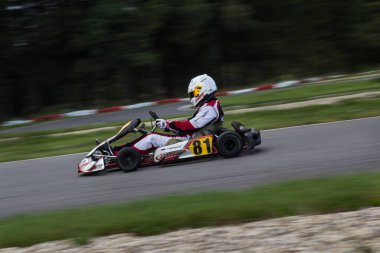 26 Ağustos 2015 Moskova: Pilot küçük bir yarış pistinde hızlı araba kullanıyor