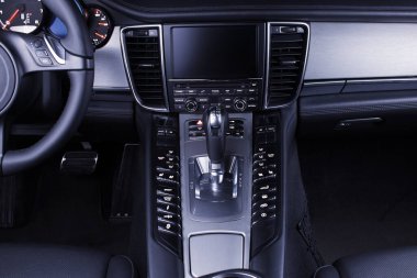 Deri koltuklu ve alüminyum panelli Porsche Panamera