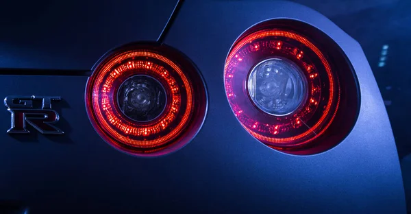 Nissan Arka Lambaları Karanlık Garajda Duman Yanıp Sönüyor — Stok fotoğraf