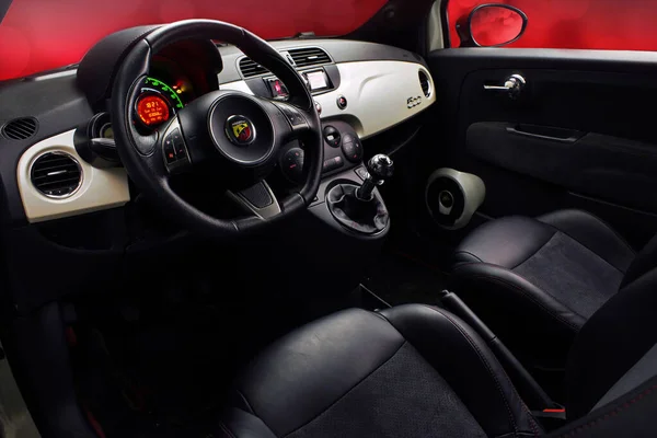 Interior Fiat 500 Abarth Com Volante Couro Painel Plástico Isolado — Fotografia de Stock