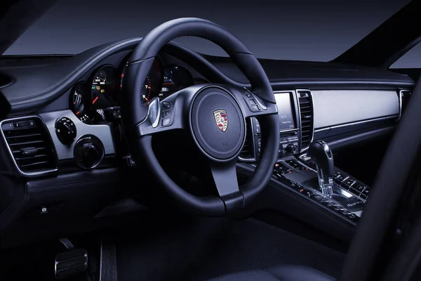 Clean Interior Porsche Panamera Com Volante Couro Painel Alumínio — Fotografia de Stock