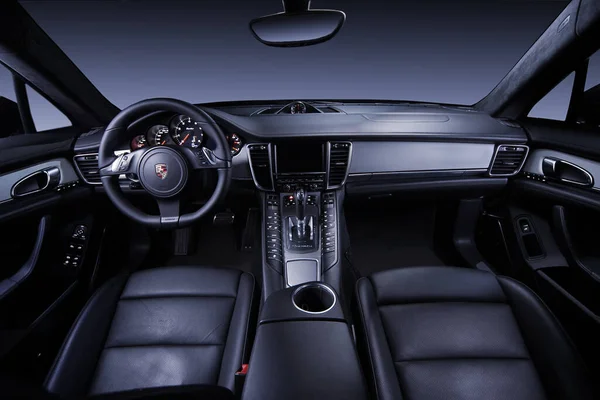 Intérieur Propre Porsche Panamera Avec Volant Cuir Panneau Aluminium Image En Vente