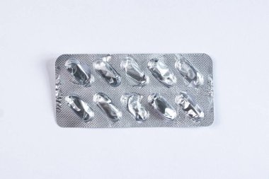 Beyaz arka planda haplar, ilaçlar ve kapsüller olmadan su topladı.