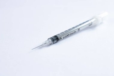 Beyaz arka planda enjeksiyon için tıbbi şırınga.