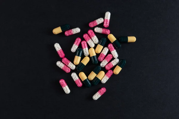 Некоторые Лекарства Капсулы Черном Фоне — стоковое фото