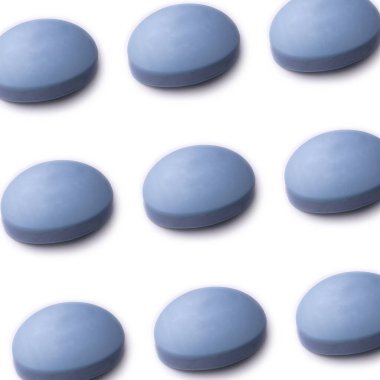 Beyaz arka planda deniz kokulu mavi sabun.