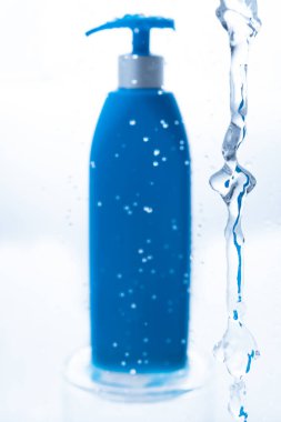 Su sıçramalı dezenfektan şampuan sabunu.