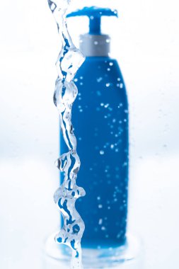 Su sıçramalı dezenfektan şampuan sabunu.
