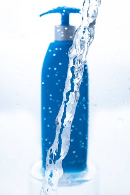 Su sıçramalı dezenfektan şampuan sabunu.