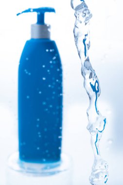 Su sıçramalı dezenfektan şampuan sabunu.