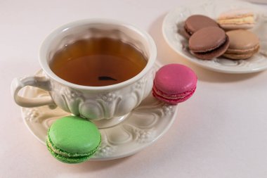 Bir fincan çay, bir fincan çay ve bademli pastayla rahat bir hayat.