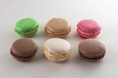 Açık arkaplanda renkli badem kurabiyeleri, desen