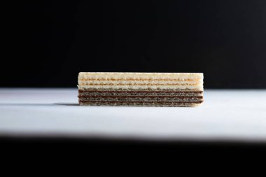 Beyaz arka planda kremalı ve çikolatalı gevrek waffle.