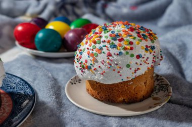 Paskalya için mavi bir bez üzerinde Paskalya pastası pişirmek (Paskha)