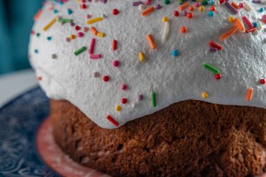 Paskalya pastası yakın plan: beyaz krema ve renkli tatlı süslemeler