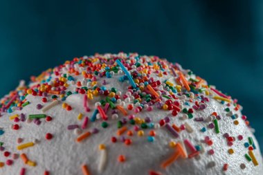 Paskalya pastası yakın plan: beyaz krema ve renkli tatlı süslemeler