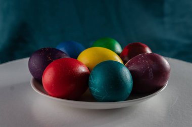 Paskalya için tabakta renkli yumurtalar