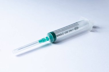 Beyaz arka planda enjeksiyon için 10 ml tıbbi şırınga