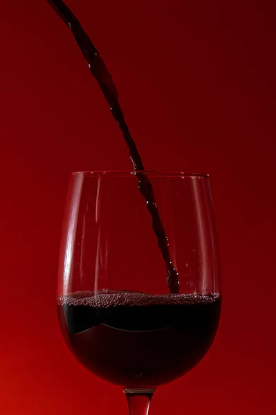 Derramando Vinho Tinto Copo Vinho Vidro Uma Perna Longa Fundo — Fotografia de Stock