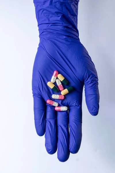 Mão Com Diferentes Cápsulas Comprimidos Drogas Para Tratamento Vírus Doenças — Fotografia de Stock