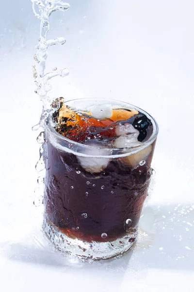 Whiskey Cocktail Κόλα Και Πάγο Διάφανο Ποτήρι Όμορφες Πιτσιλιές Royalty Free Φωτογραφίες Αρχείου