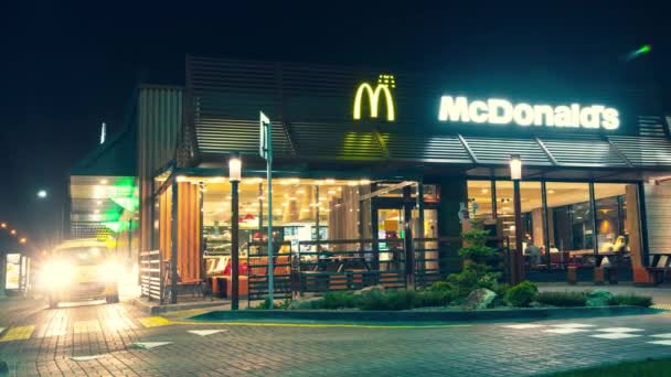 Timelapse Kręci Contemporary Mcdonald Zewnątrz Nocy Goście Restauracji Wchodzą Wychodzą — Wideo stockowe