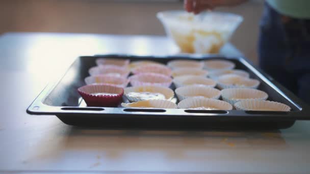 Close Uphand Legt Een Koekepan Een Bakplaat Zelfgemaakte Taarten Keuken — Stockvideo