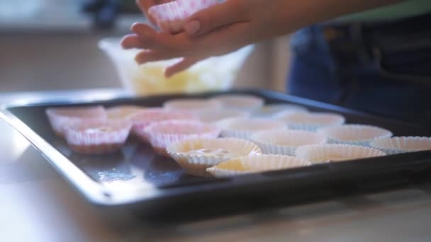 Close Uphand Legt Een Koekepan Een Bakplaat Zelfgemaakte Taarten Keuken — Stockvideo