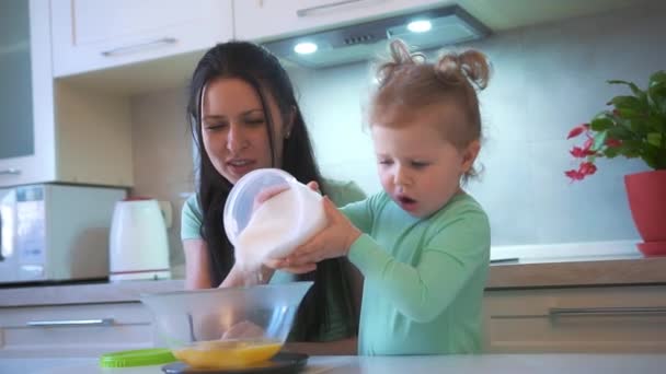 Mãe Feliz Sua Filha Estão Cozinhando Doces Uma Cozinha Brilhante — Vídeo de Stock