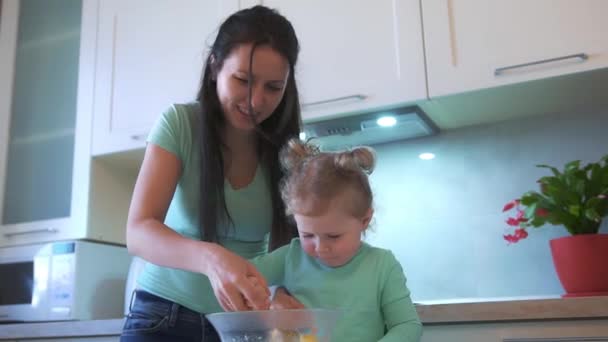 Ξανθό Κοριτσάκι Βοηθάει Μαμά Σπάσει Αυγά Ένα Γυάλινο Μπολ Μαγειρεύουν — Αρχείο Βίντεο