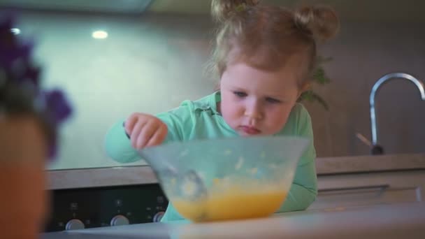 Pequena Menina Loira Cozinhar Criança Amassa Massa Para Bolo Assar — Vídeo de Stock