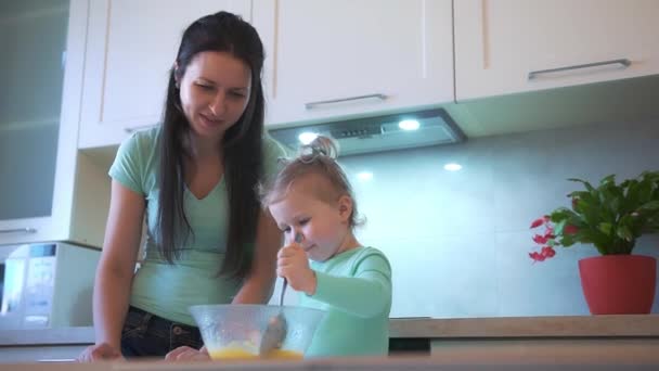 Mãe Filha Cozinhando Juntas Garota Misturando Massa Tigela — Vídeo de Stock