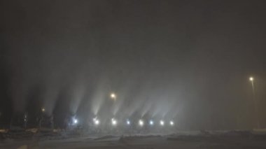 Kar toplarının çoğu gece kayak pistinde kar yapar.