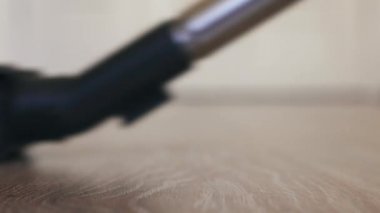 Elektrikli süpürge fırçası toz taneciklerini emer. Yakın plan..